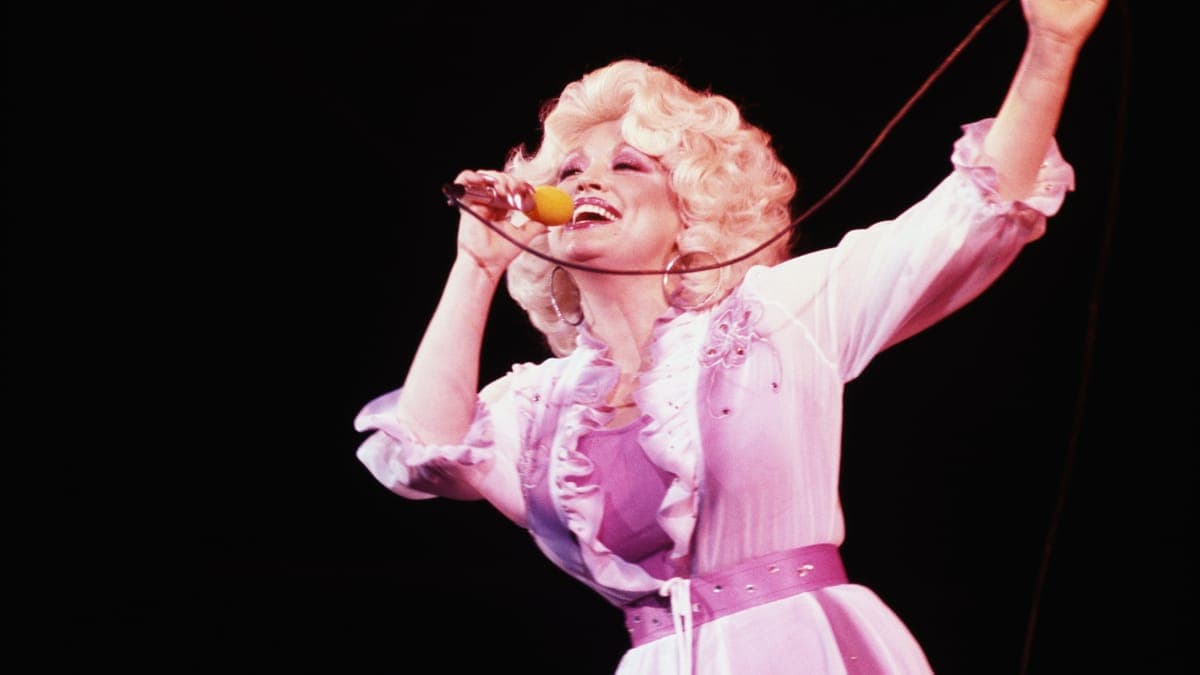 When someone talks down to you, use Dolly Parton's simple trick to 'maintain your dignity and disarm' them, says expert