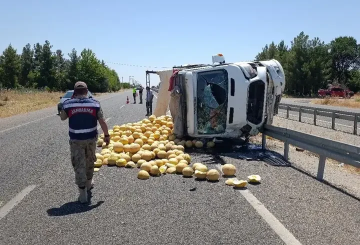 Kavun yüklü TIR devrildi: Sürücü yaralandı