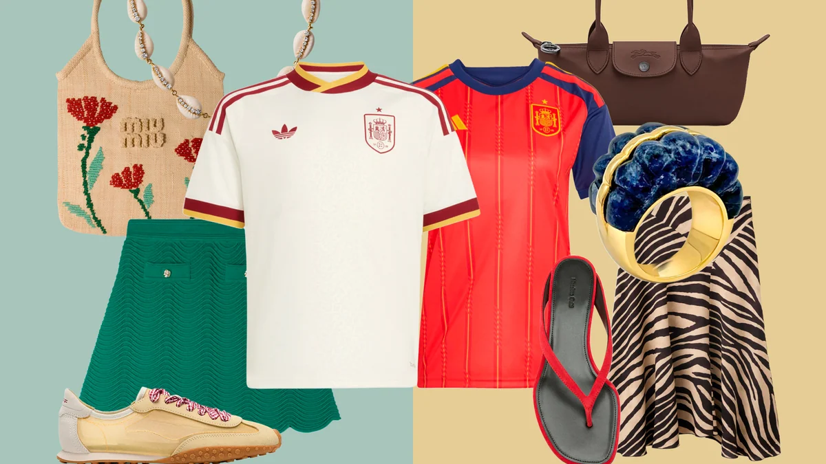 Con falda de animal print o con el pololo más buscado del verano: así enseña la pasarela a combinar la camiseta de la Selección Española