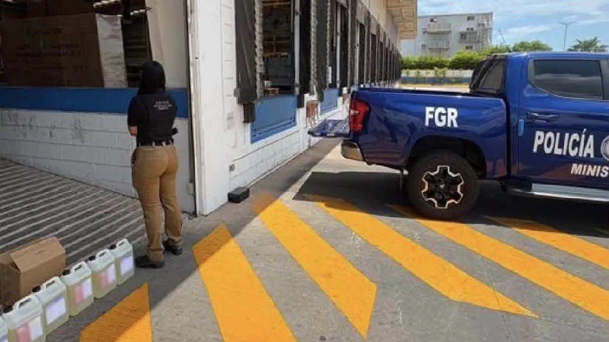 Aseguran 40 litros de metanfetamina líquida en paquetería de Los Mochis, Sinaloa