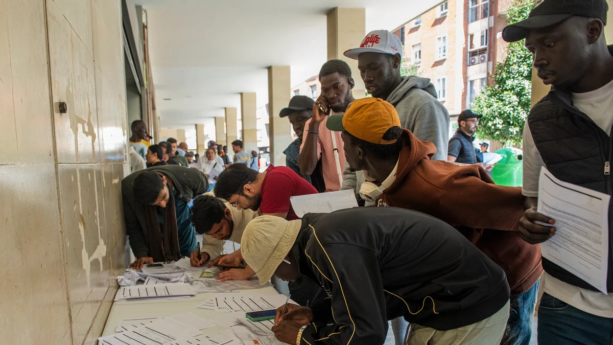 El Gobierno oculta cuántos inmigrantes regularizados se han apuntado al paro mientras los registros afloran hasta 20.000