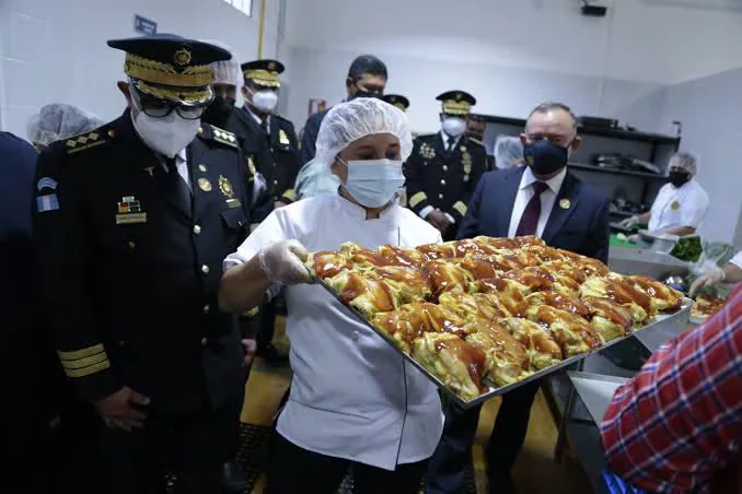 Guatemala cierra comedores para la policía por anomalías y, en su lugar, anuncia nuevo bono