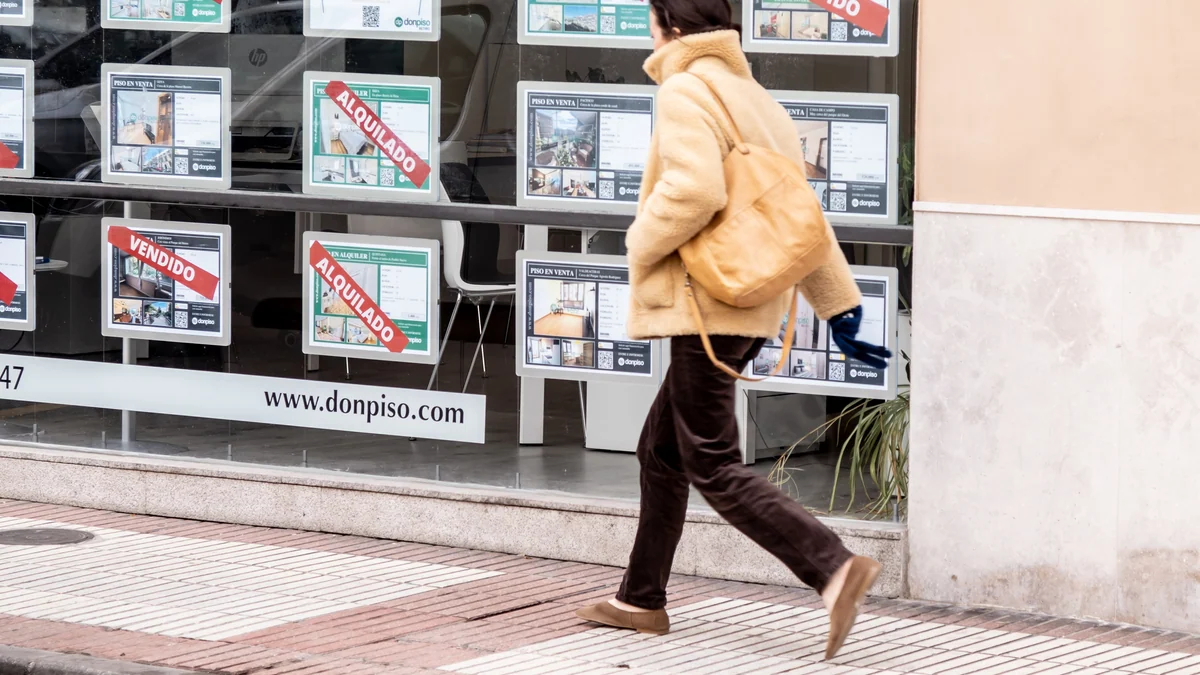 El alquiler ya se come la mitad del salario medio en España: "Es una bomba económica diferida; hoy se ven las grietas, pero en 15 años se verá el derrumbe"