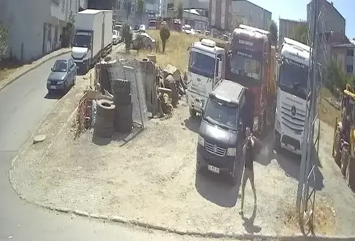 Avcılar'da park halindeki kamyonlardan hırsızlık kamerada