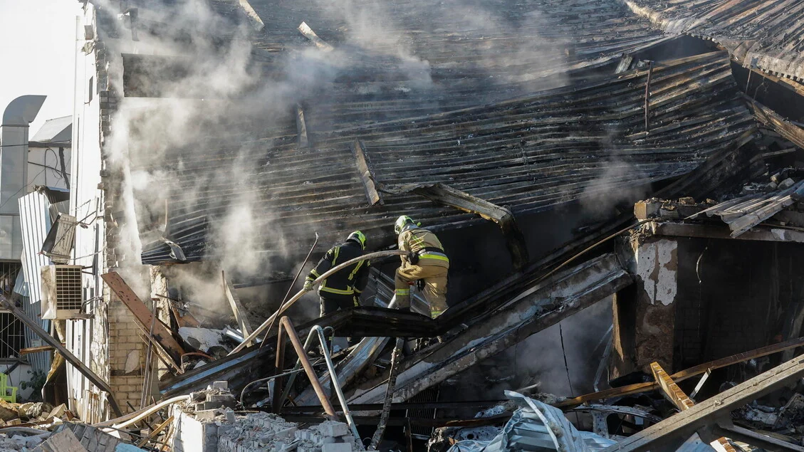 Pioggia di droni e missili su Kiev e l'Ucraina, almeno 17 morti. Si scava tra le macerie