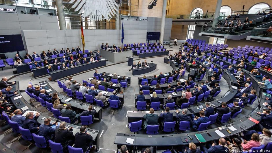Almanya'da milletvekilleri aylık 500 euro zamdan vazgeçti