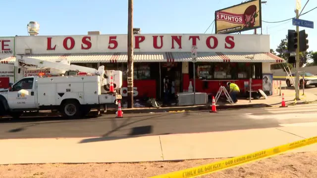 Tres personas fueron hospitalizadas después de que dos autos chocaran contra un edificio en Boyle Heights