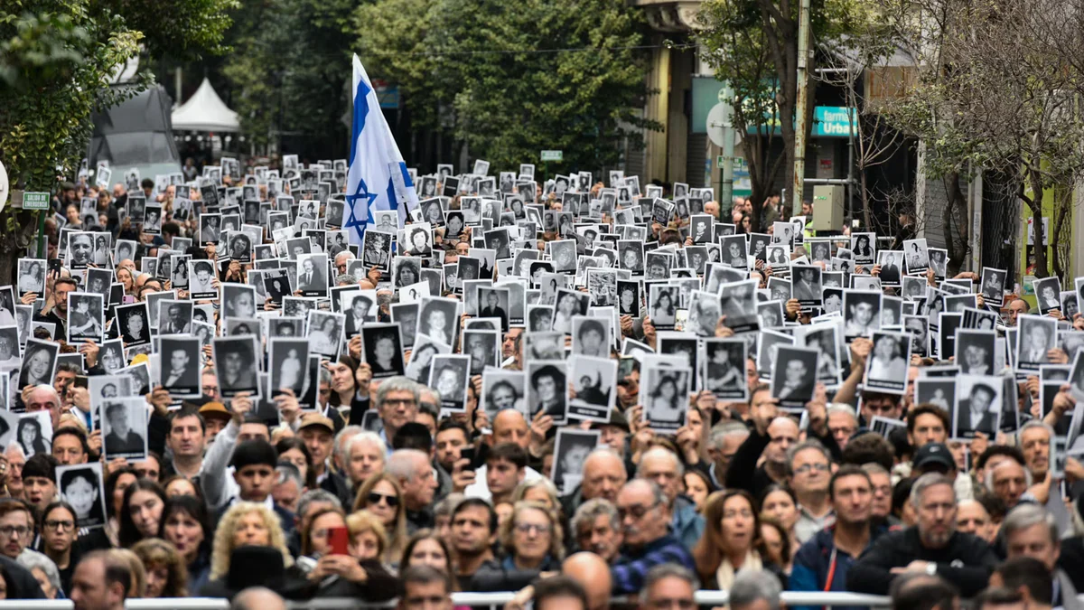 AMIA: tras las críticas en el aniversario, Casación llamó a una audiencia para resolver el juicio en ausencia