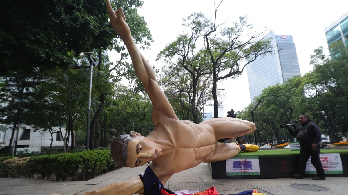 Maestros mexicanos derriban estatuas del Mundial de Fútbol en medio de protestas
