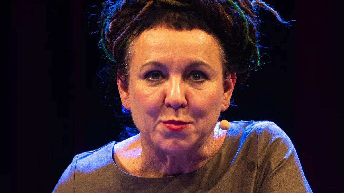 “Cariño, dime qué música crees que escucharían mis personajes”: Olga Tokarczuk anuncia que la IA llegó... hace rato