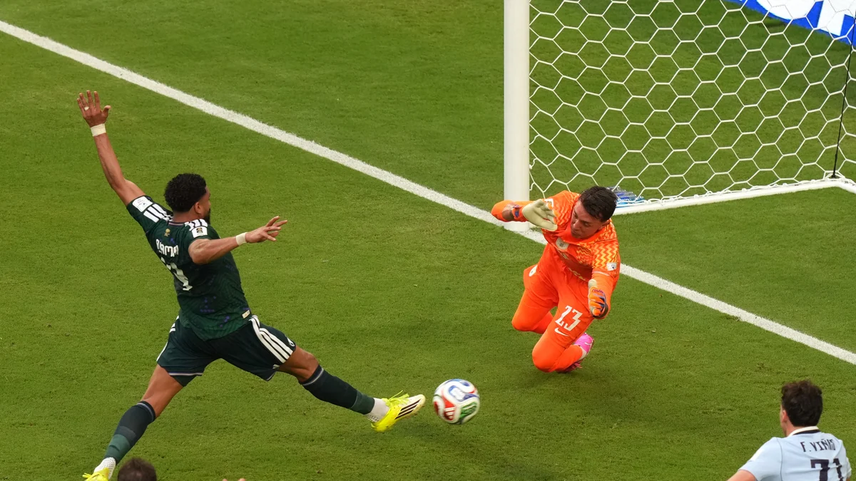 Uruguay no pasa del empate contra Arabia Saudí y echa una mano a España