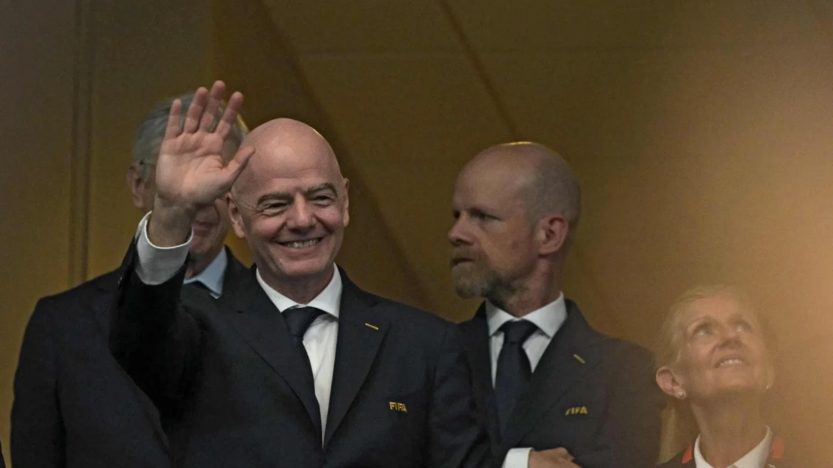 Fifa, altra trovata: 70 euro per andare alla conferenza di Infantino, 150 per una foto con le stelle