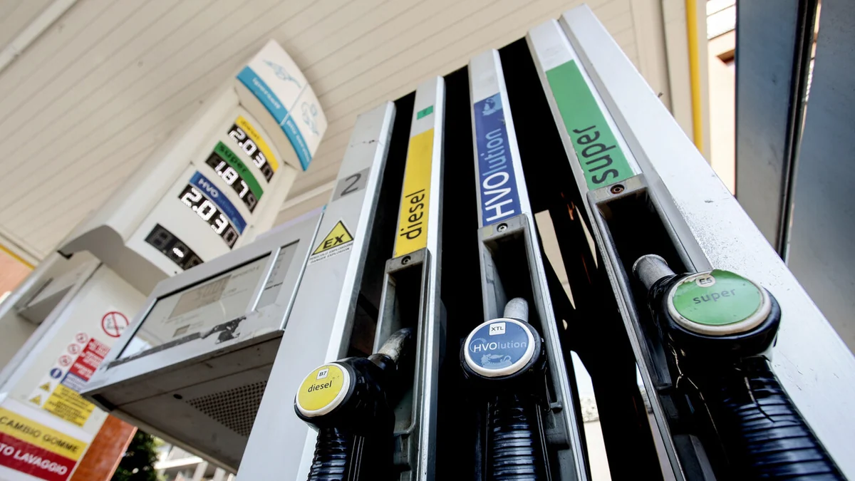 Salgono ancora i prezzi dei carburanti, benzina sopra 2 euro in autostrada