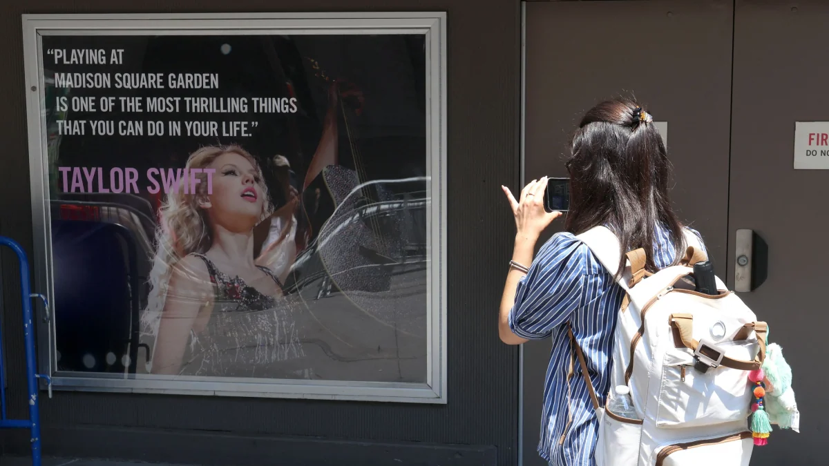 Neues von den Promis: Gesichtet in New York: Sind das Taylor Swifts Hochzeitsgäste?