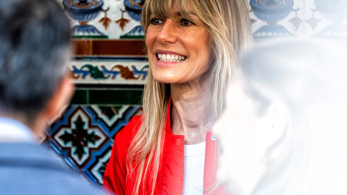 El juez cita a Begoña Gómez a una “audiencia preliminar” el 9 de junio y le advierte de que si no acude será conducida por la “fuerza pública”