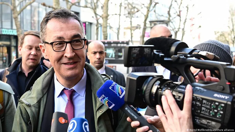 Cem Özdemir'i başbakanlığa taşıyacak sözleşme imzalandı