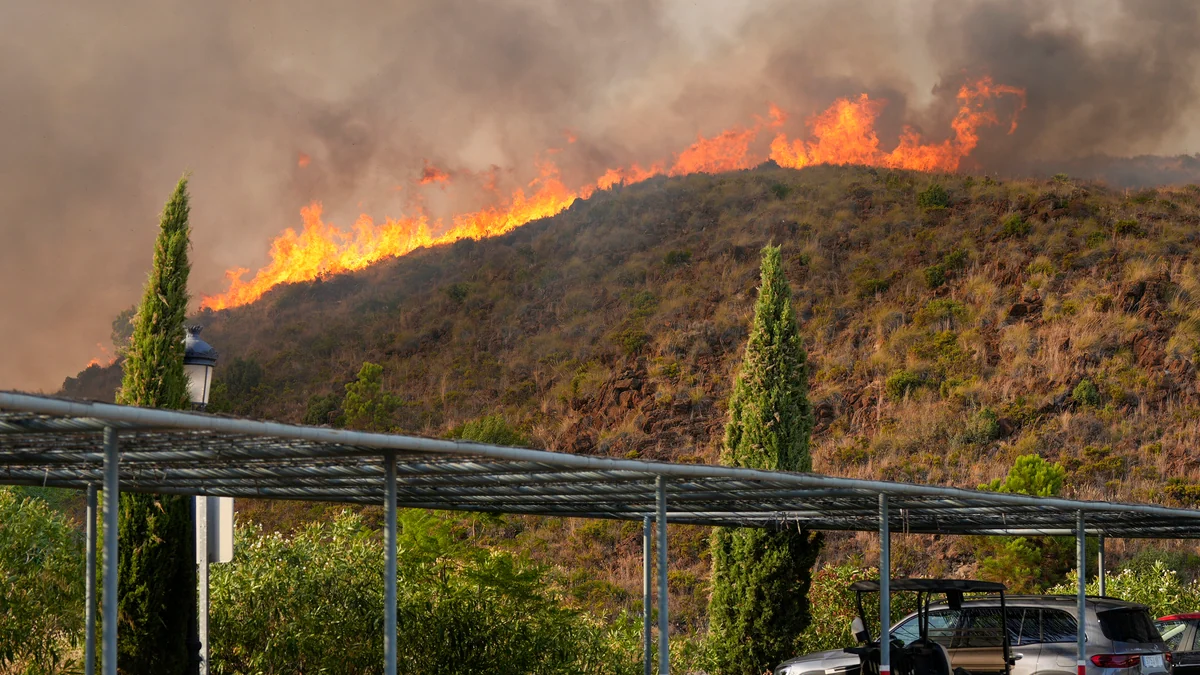 Un incendio forestal en la Costa del Sol lleva al desalojo de un centenar de personas