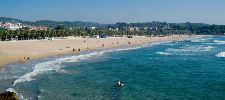 Un menor muerto y dos en estado crítico en una zona de rocas en la playa de Tarragona