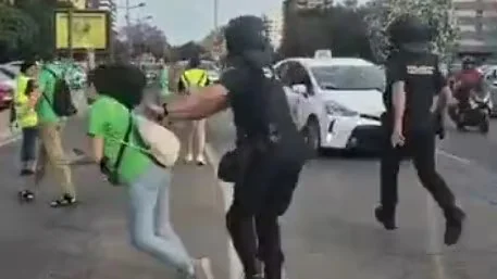 El Defensor del Pueblo pregunta a la Policía por el fuerte empujón de un agente a una profesora en la protesta educativa de Valencia