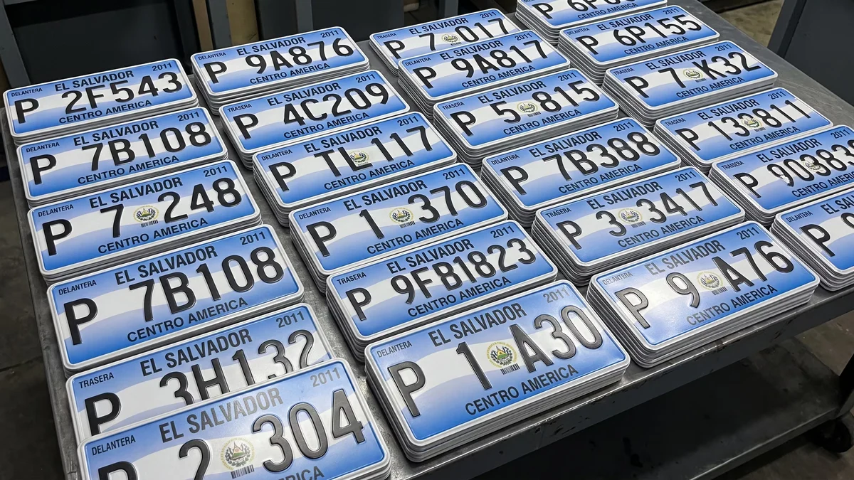 Diputados de El Salvador avalan en comisión prorrogar hasta 2027 las placas vehiculares de 2011