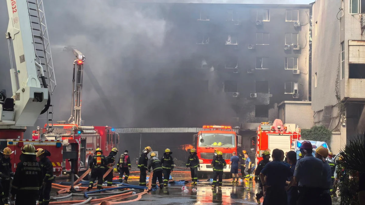 Industrieunglück in China : Mindesten 28 Tote bei Brand in Schuhfabrik