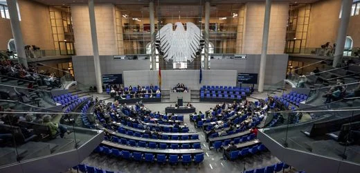 Altersbezüge: Vier Jahre Bundestag entsprechen 28 Jahren von Durchschnittsverdienern