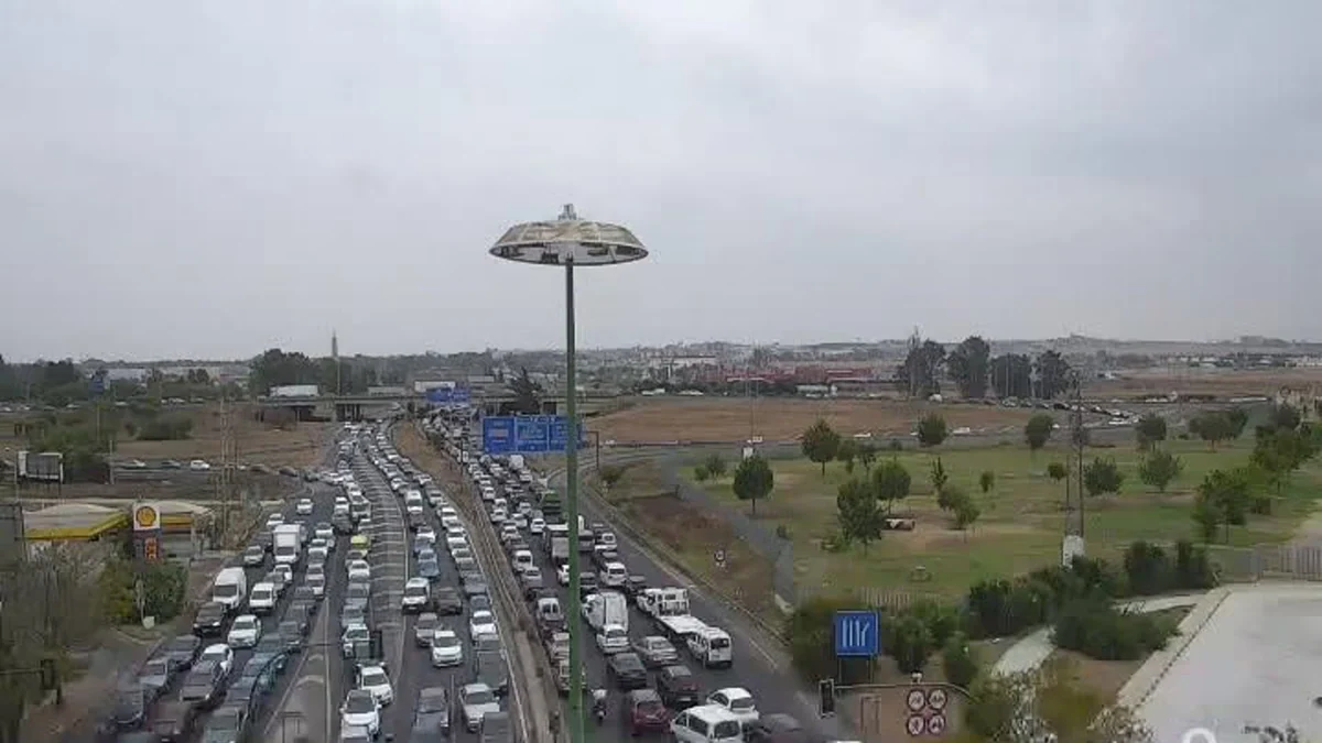La DGT alerta de 26 kilómetros de retenciones en la AP-4 de viajeros que regresan para ver la final del Mundial