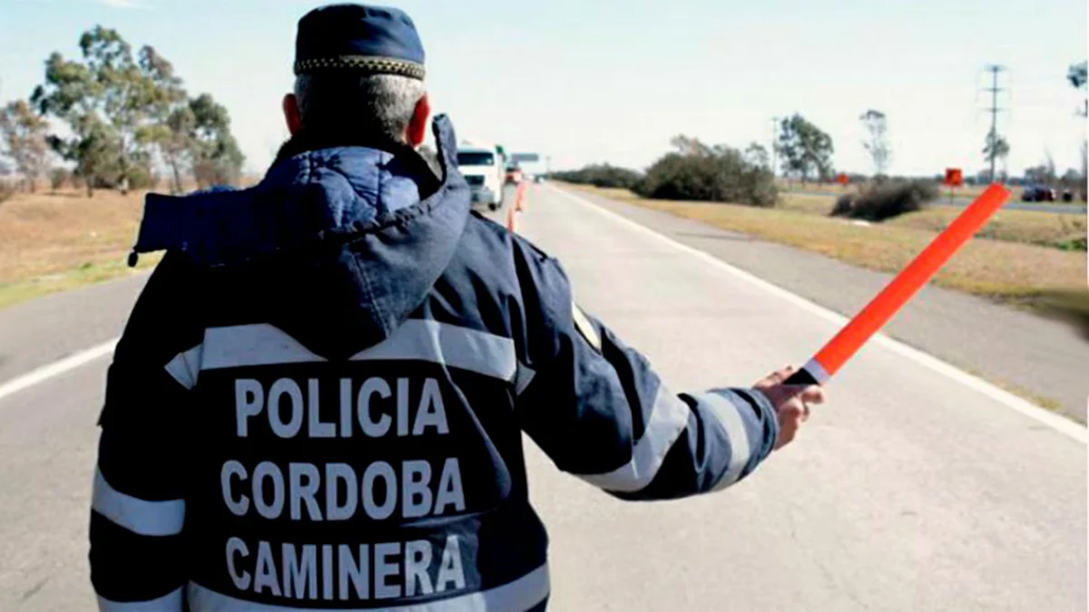 La primera postal de Córdoba: una fila de conos naranjas en medio de la autopista