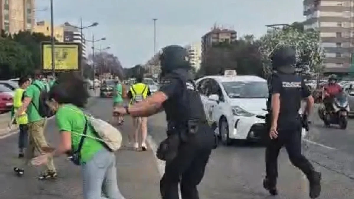 Han pegado a una maestra