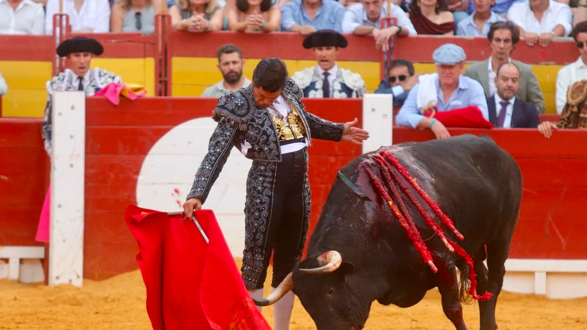 Lo tremendo frente al tremendismo: Morante marca la diferencia en tarde triunfal y huracanada de Manzanares y Roca Rey en Alicante
