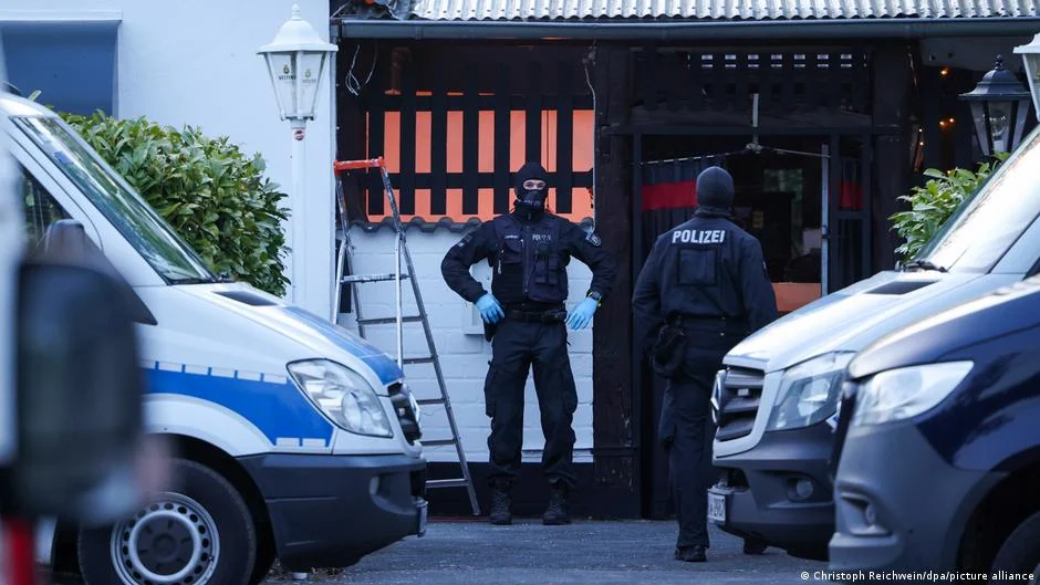 Almanya'da neo-Nazilere şafak baskını