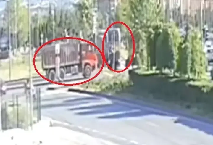 Kamyon ile tramvayın çarpışması kamerada; 5 yaralı
