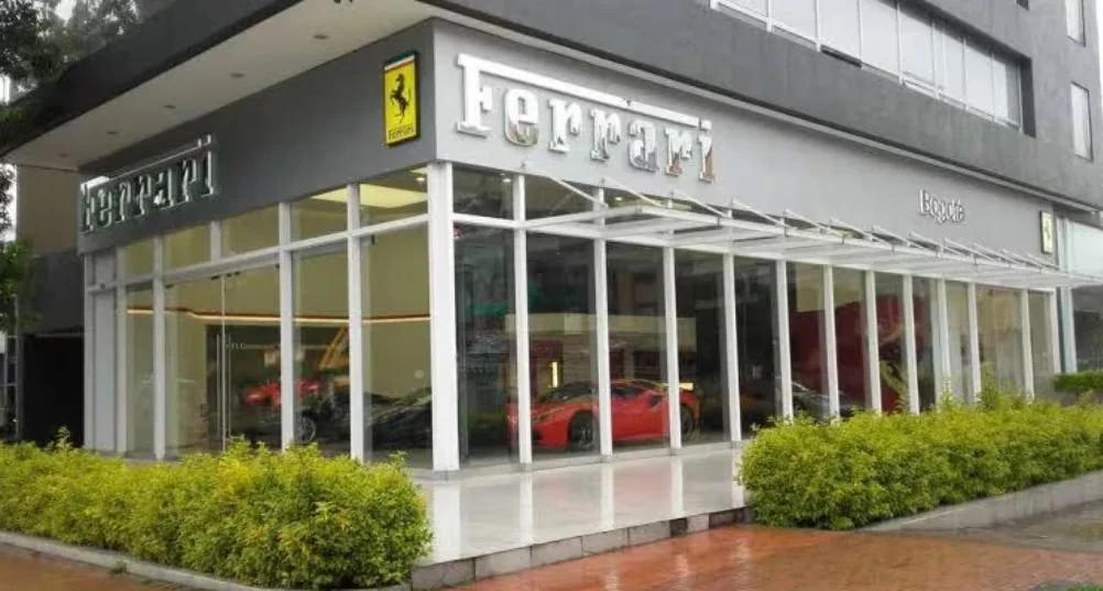 Compradores de Ferrari en Colombia acudirían a la Fiscalía tras demora en entregas de vehículo de lujo: qué pasó con la marca