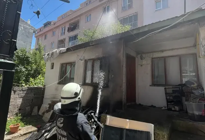 Evin çatısında çıkan yangını itfaiye söndürdü
