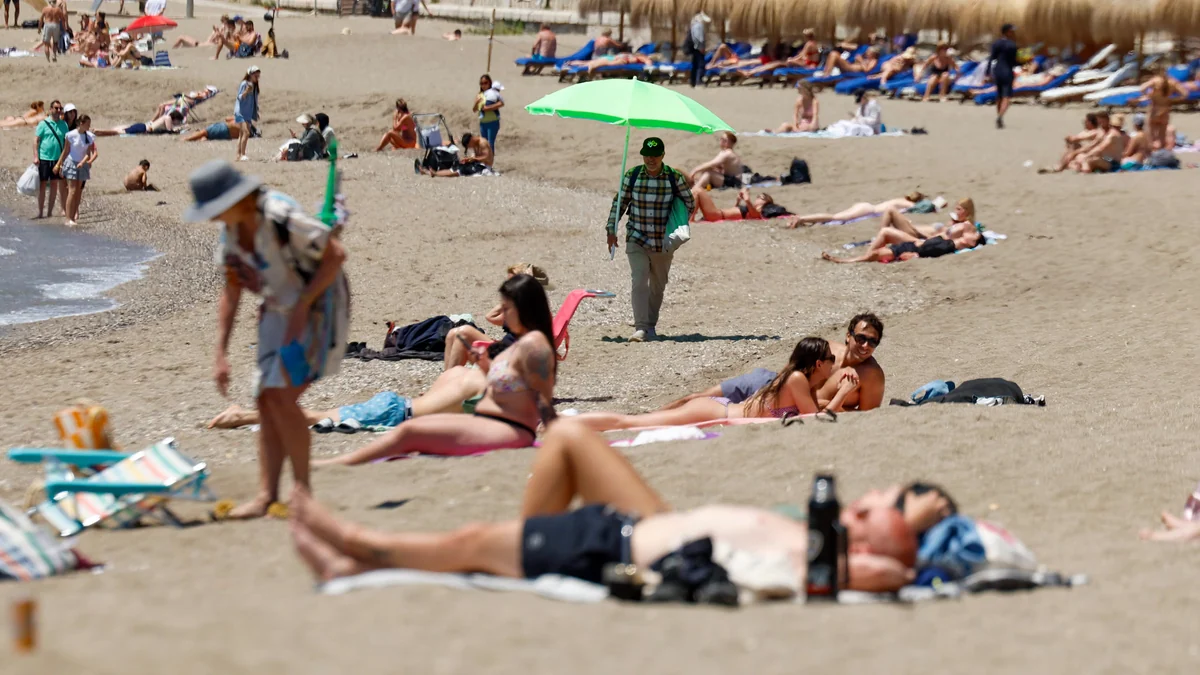 Los socorristas de Málaga denuncian precariedad, falta de medios y despidos en una huelga que suma 11 semanas: “Es penoso estar así”