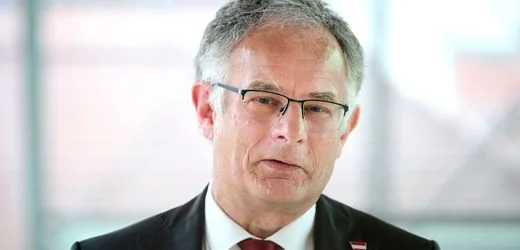Österreichs Finanzminister will trotz Krebsdiagnose im Amt bleiben