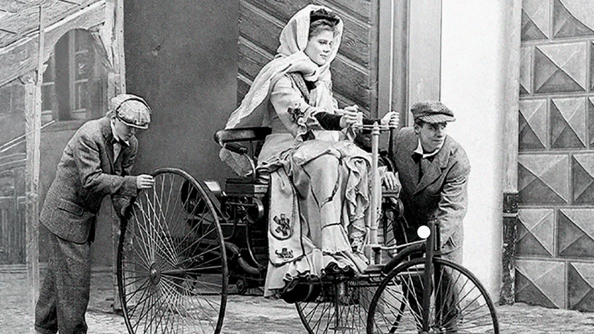 La desconocida historia de Bertha Benz, la primera persona de la historia en conducir un coche: "Tuvo que quitarse la ropa interior para arrancar el automóvil"