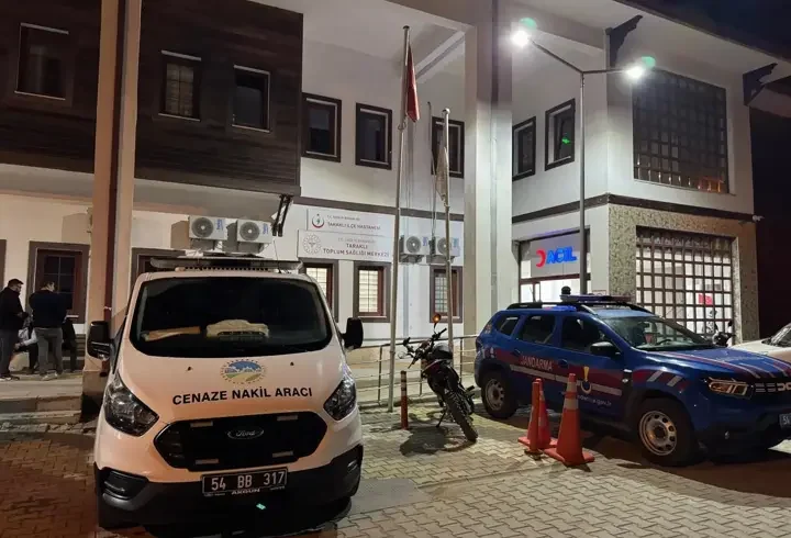 Traktör ile tarım makinesi arasına sıkışarak öldü