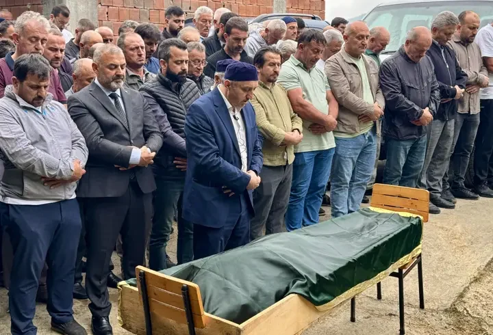 Oğlunu kurtarmak için girdiği denizde boğulma tehlikesi geçiren ve daha sonra hayatını kaybeden baba, toprağa verildi