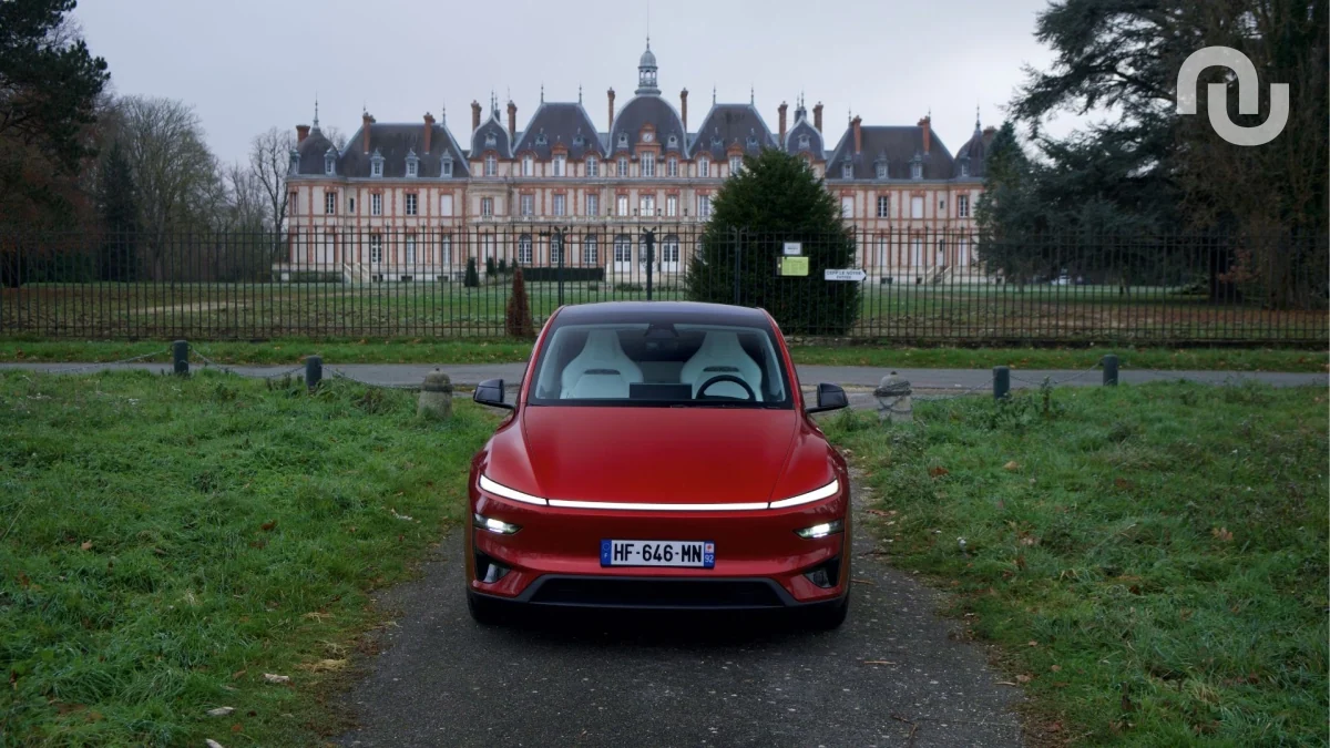 Même les ponts de mai n’ont pas ralenti la voiture électrique : la bataille est relancée entre Renault et Tesla