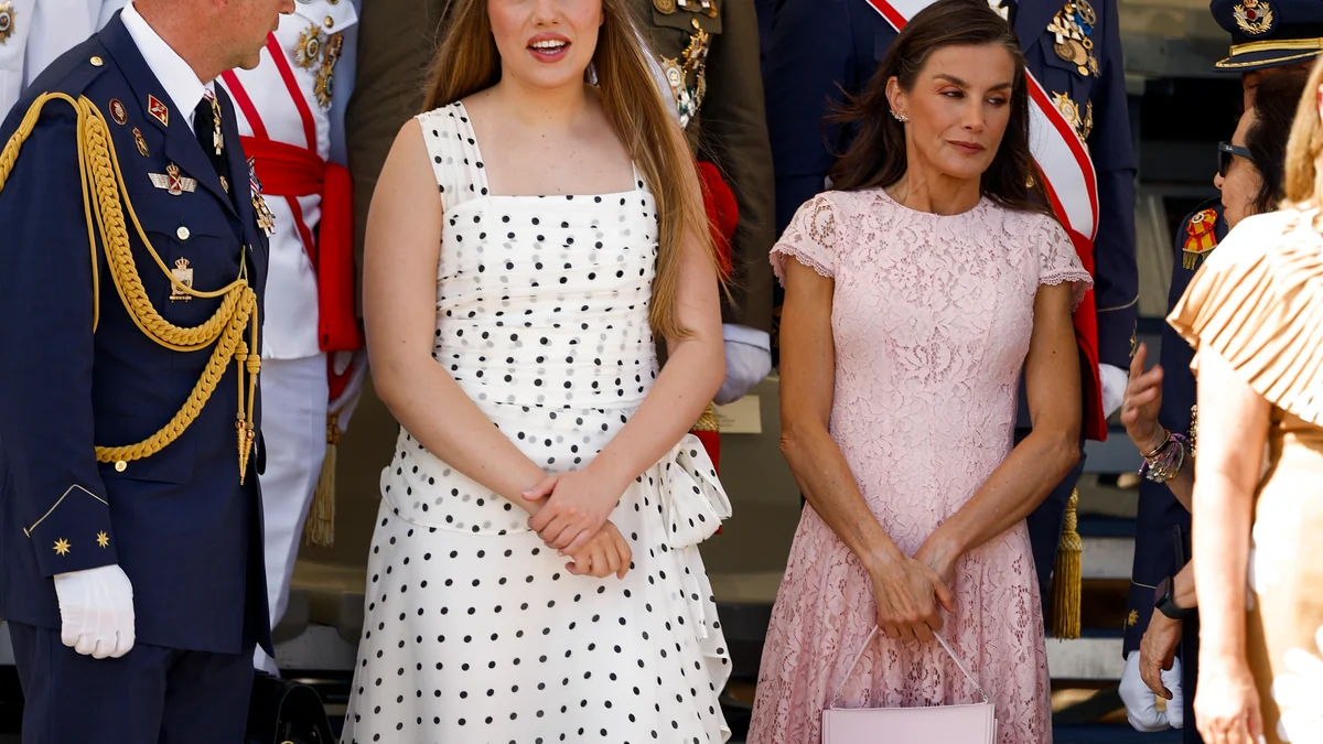 La Reina Letizia, con un delicado vestido de encaje rosa, y la Infanta Sofía, con drapeado y lunares, acompañan a la Princesa Leonor en Murcia