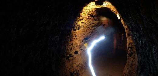 Mending in Rheinland-Pfalz: Polizei rettet Männer aus Lava-Tunnel