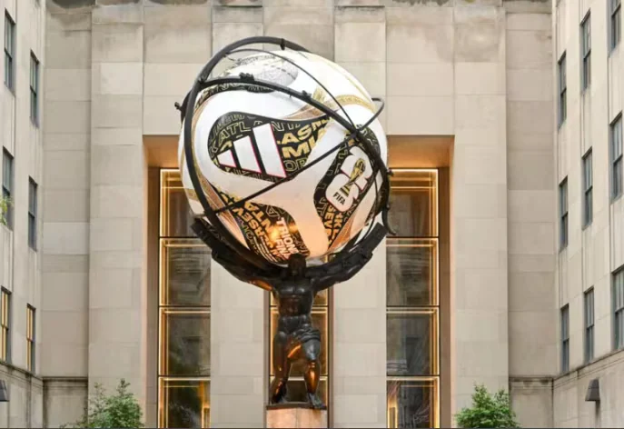 Por qué una réplica monumental del balón del Mundial apareció dentro de una icónica escultura Art decó de Manhattan
