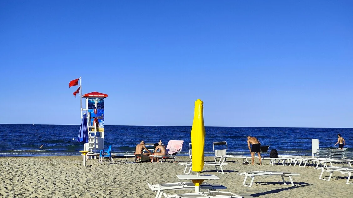 Scuole aperte il 31 agosto, il mondo del turismo protesta
