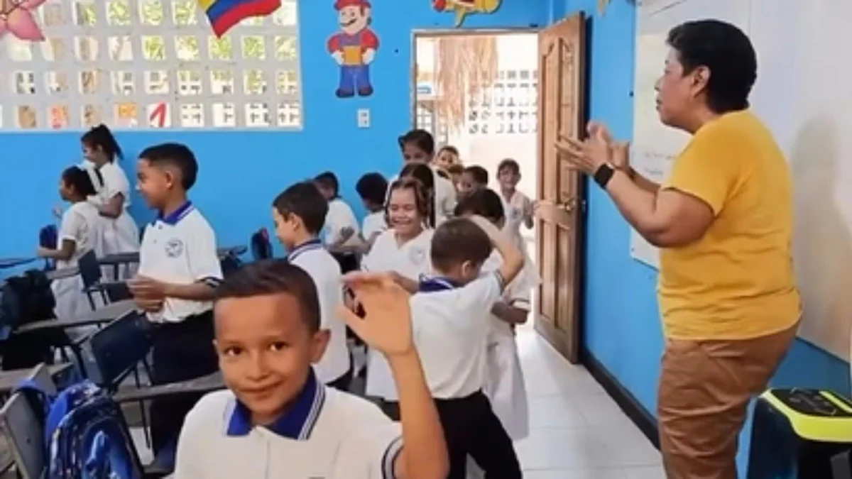 Una profesora transformó el regreso a clases en una fiesta para sus alumnos y desató una oleada de reacciones en las redes sociales