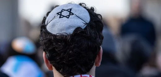 Berlin: Mann mit zwei Kindern antisemitisch angegriffen