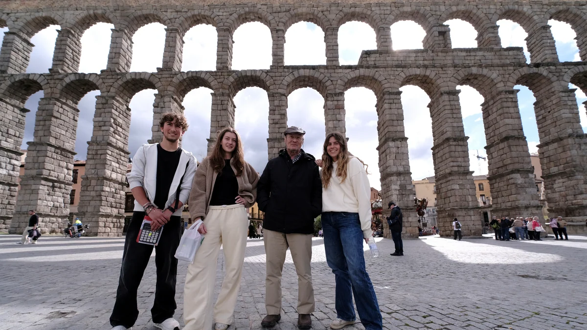 Del cochinillo a la fiesta, la transformación de Segovia con la vida universitaria: "Se suben a los tejados a tomar el sol y fumar y en un balcón se meten 80 a beber"
