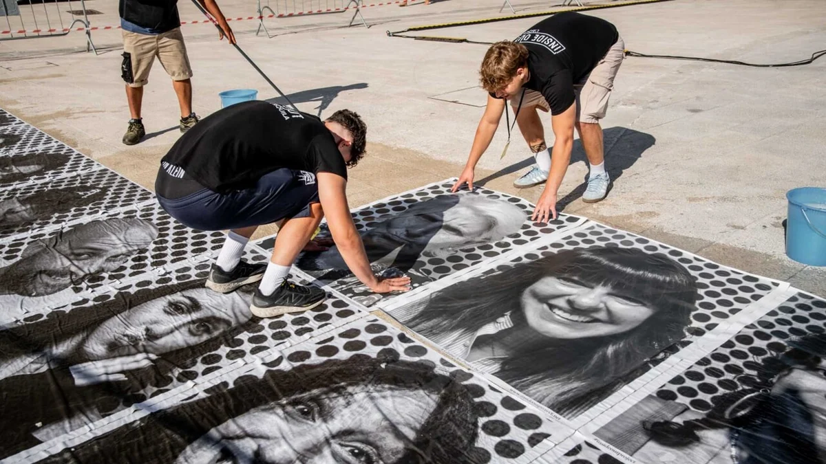 Duemila volti in piazza Duomo raccontano l'anima dell'Aquila