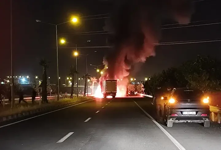Cizre’de seyir halindeki TIR yandı