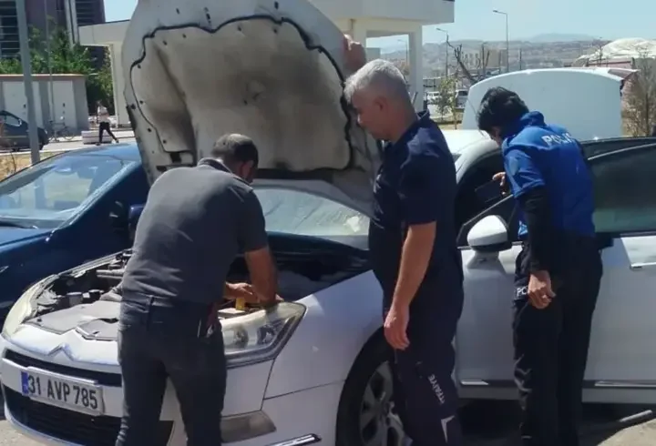 Hastane otoparkındaki otomobilde çıkan yangın söndürüldü